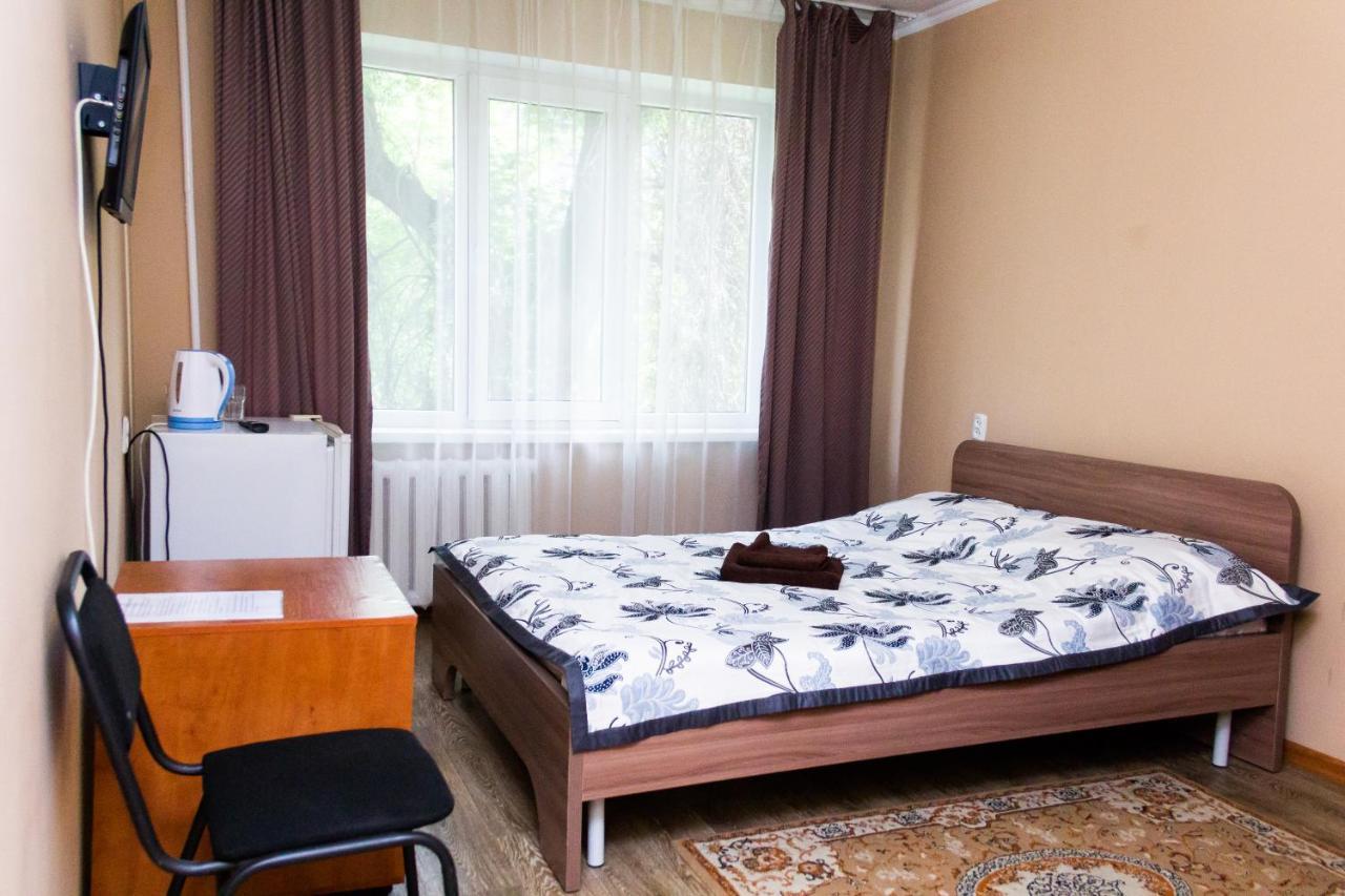 Hotel Tahar Алма Ата Екстериор снимка