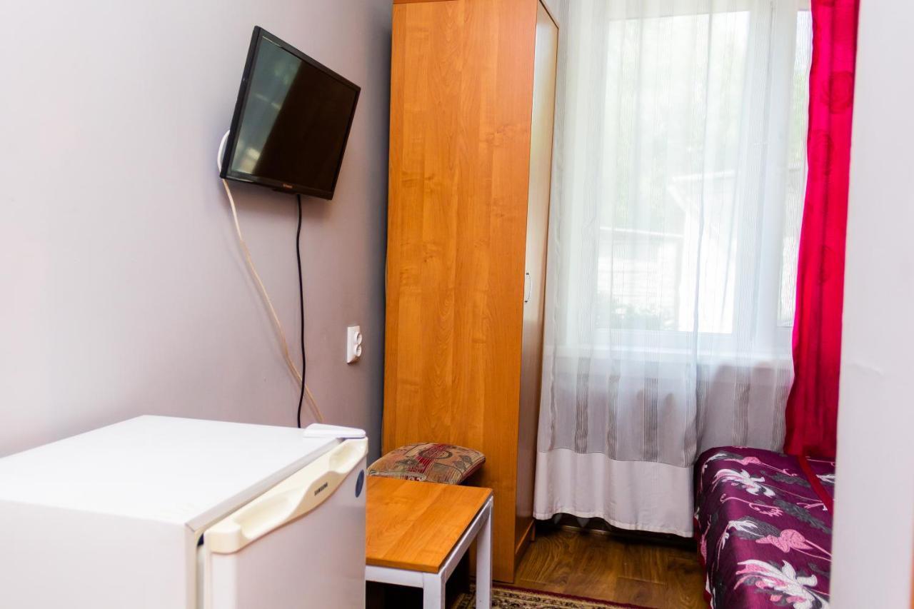 Hotel Tahar Алма Ата Екстериор снимка
