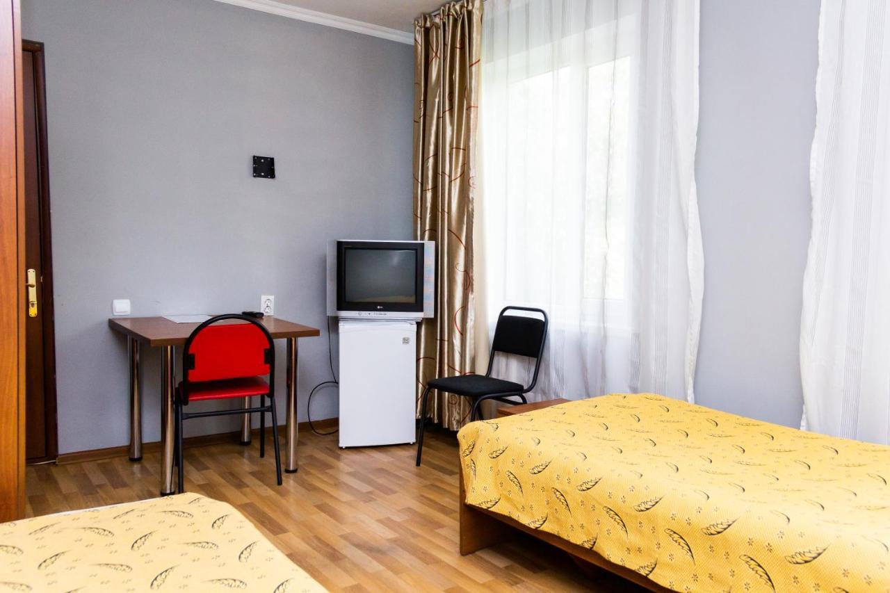 Hotel Tahar Алма Ата Екстериор снимка