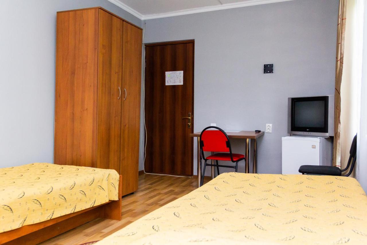 Hotel Tahar Алма Ата Екстериор снимка