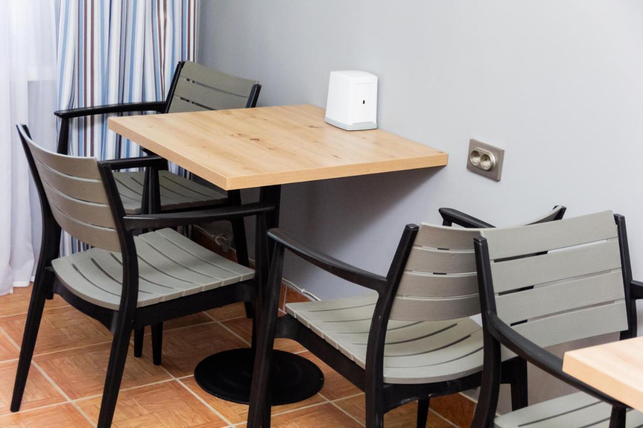 Hotel Tahar Алма Ата Екстериор снимка