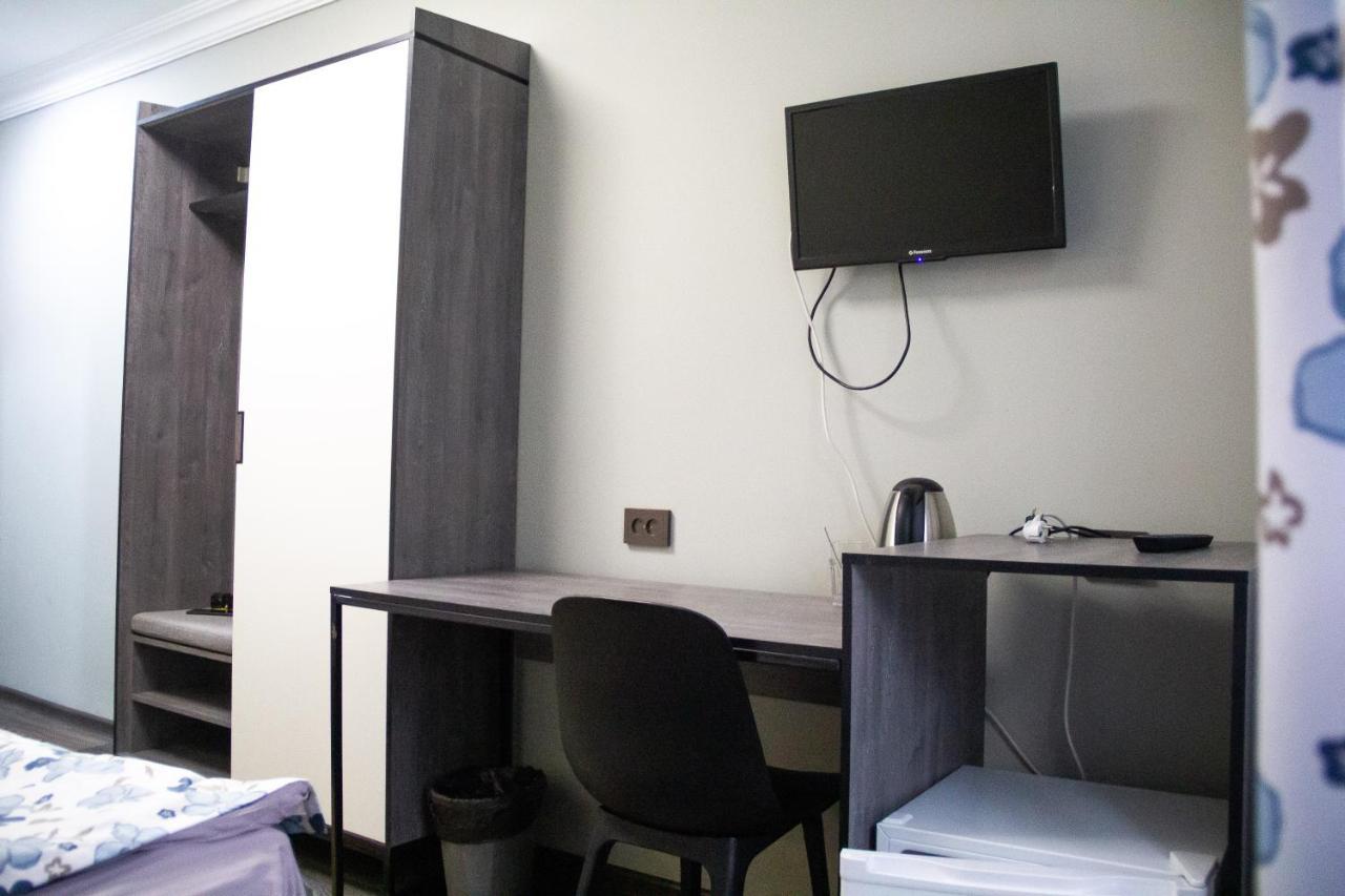 Hotel Tahar Алма Ата Екстериор снимка